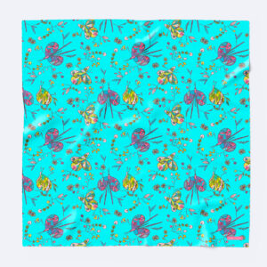 pañuelo de seda twill azul extendido con mariposas pintadas