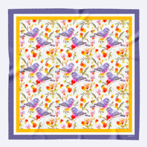 pañuelo de seda natural lleno de pájaros y flores en tonos naranjas y violetas