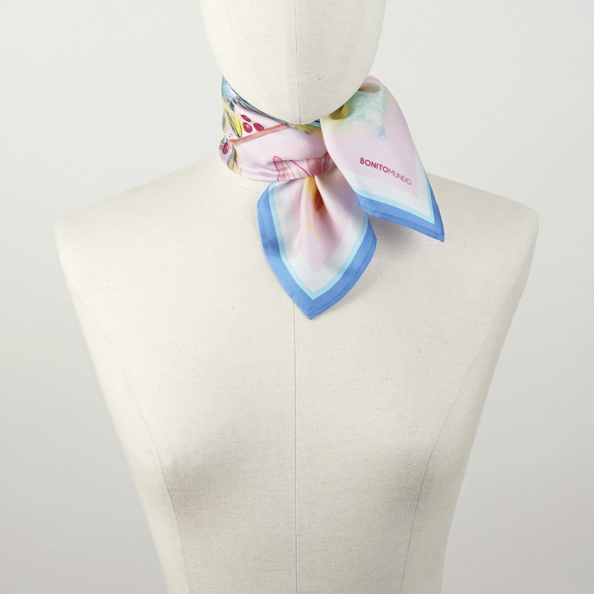 Pañuelo de seda natural pequeño anudado al cuello de un maniqui
