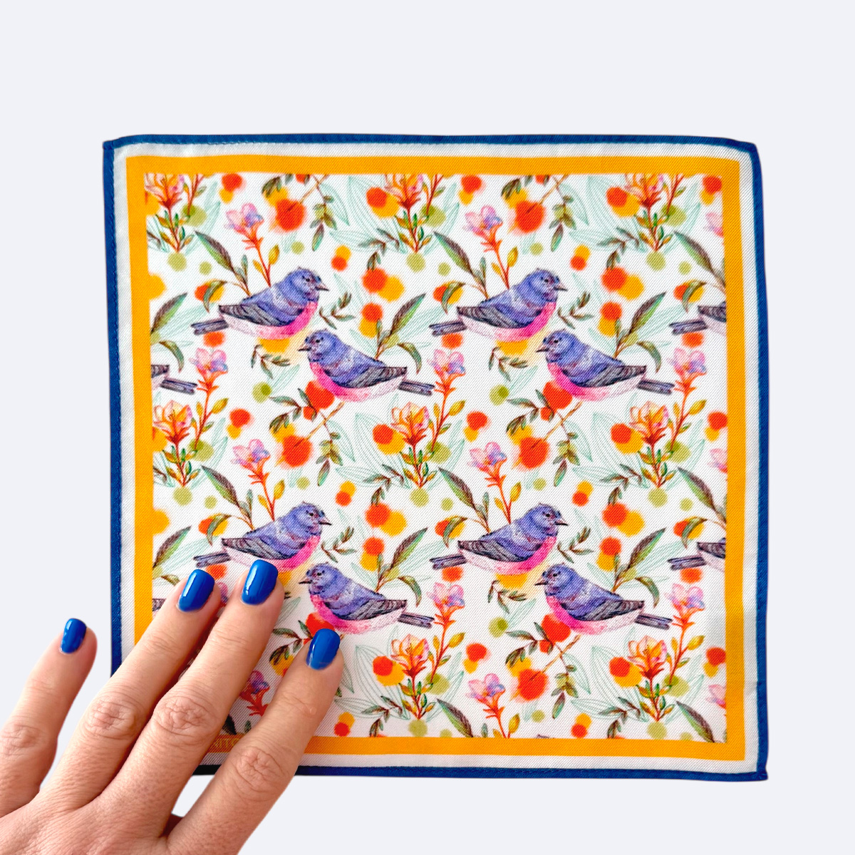 Mini pañuelo de seda extendido, con pajaro y flores pintados