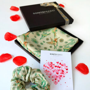 caja regalo para ocasiones especiales con complementos de seda con ilustraciones artesanales