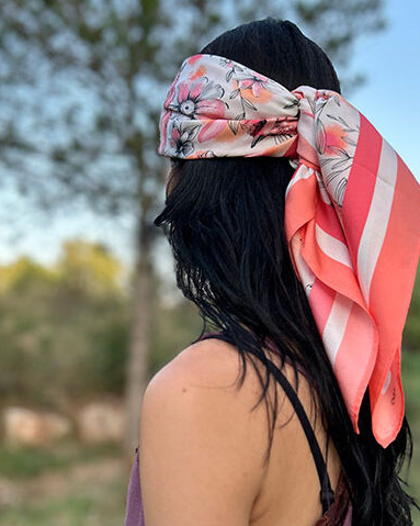 pa&ntilde;uelo de seda anudado en la cabeza