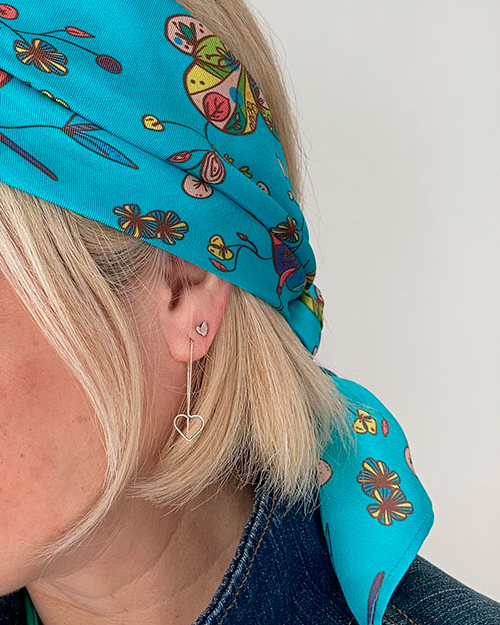 pa&ntilde;uelo de seda atado en la cabeza