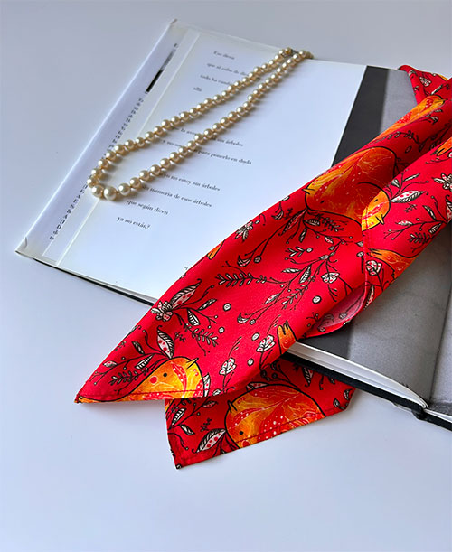 pa&ntilde;uelo de seda rojo con ilustraciones inspiradas en la naturaleza