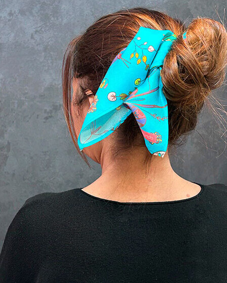 recogido de pelo con pa&ntilde;uelo de seda Bonito Mundo