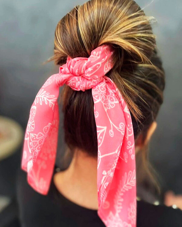 recogido de pelo con pa&ntilde;uelo de seda Bonito Mundo