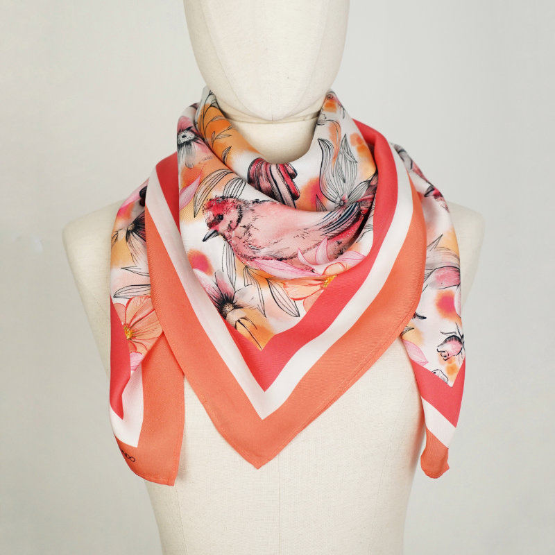 Pa&ntilde;uelo de seda natural estampado con anudado desenfadado y motivos en tonos rosados y coral