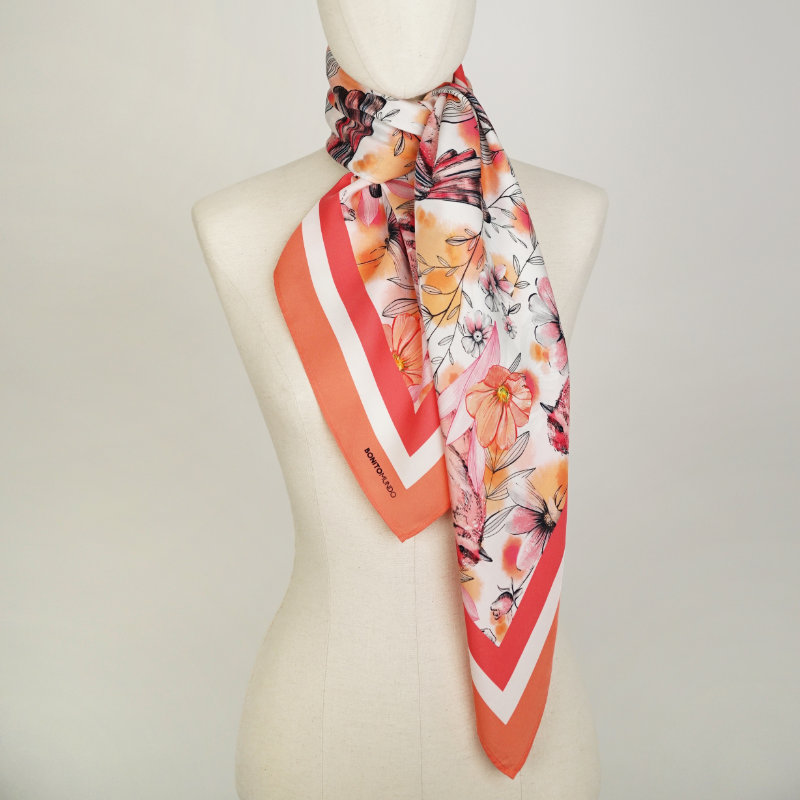 pa&ntilde;uelo de seda natural anudado al cuello en maniqui