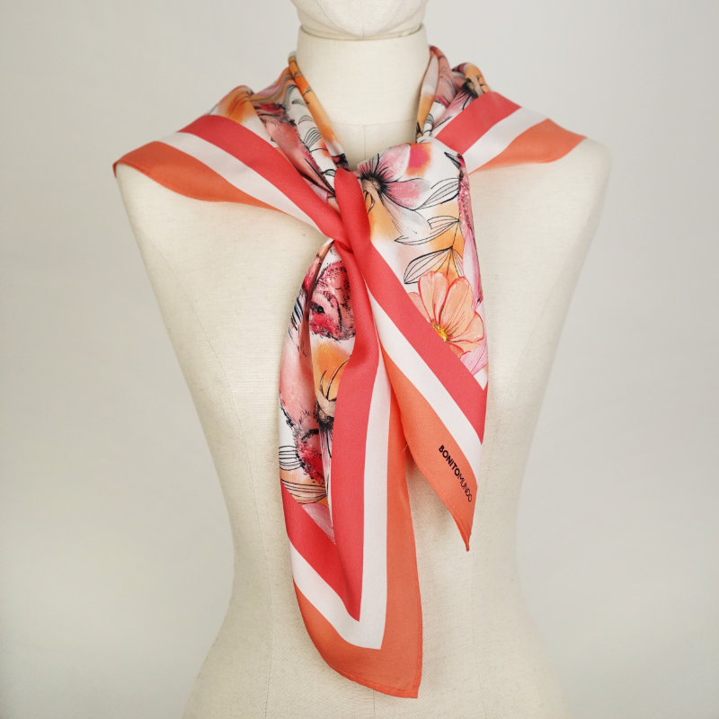 pa&ntilde;uelo de seda hecho en Espa&ntilde;a de la marca Bonito Mundo