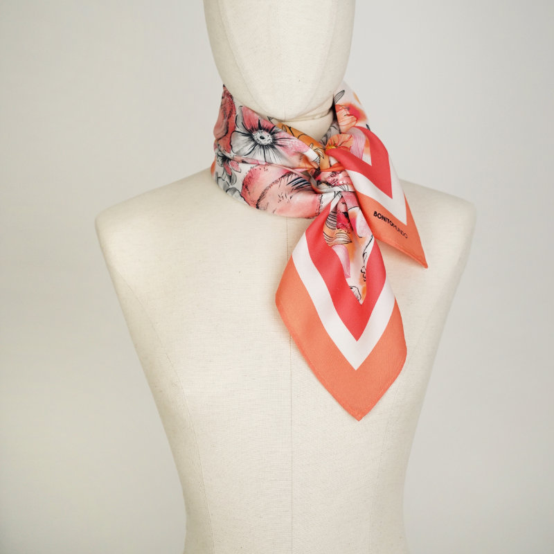 Pa&ntilde;uelo de seda ilustrado de Bonito Mundo con motivos de flores y p&aacute;jaros