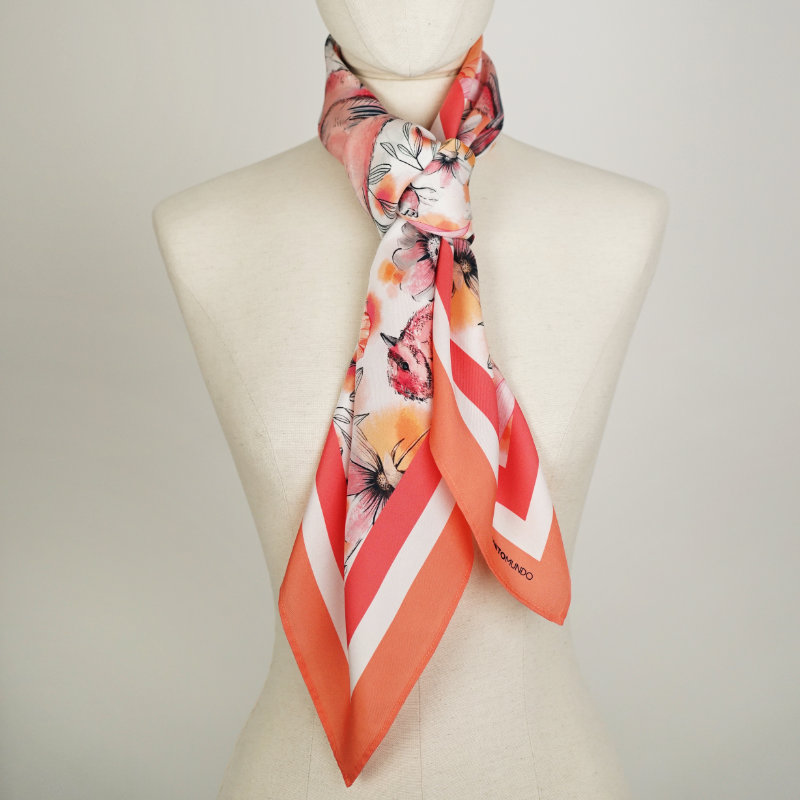 pa&ntilde;uelo de seda 90cm anudado como corbata dise&ntilde;o Bonito Mundo