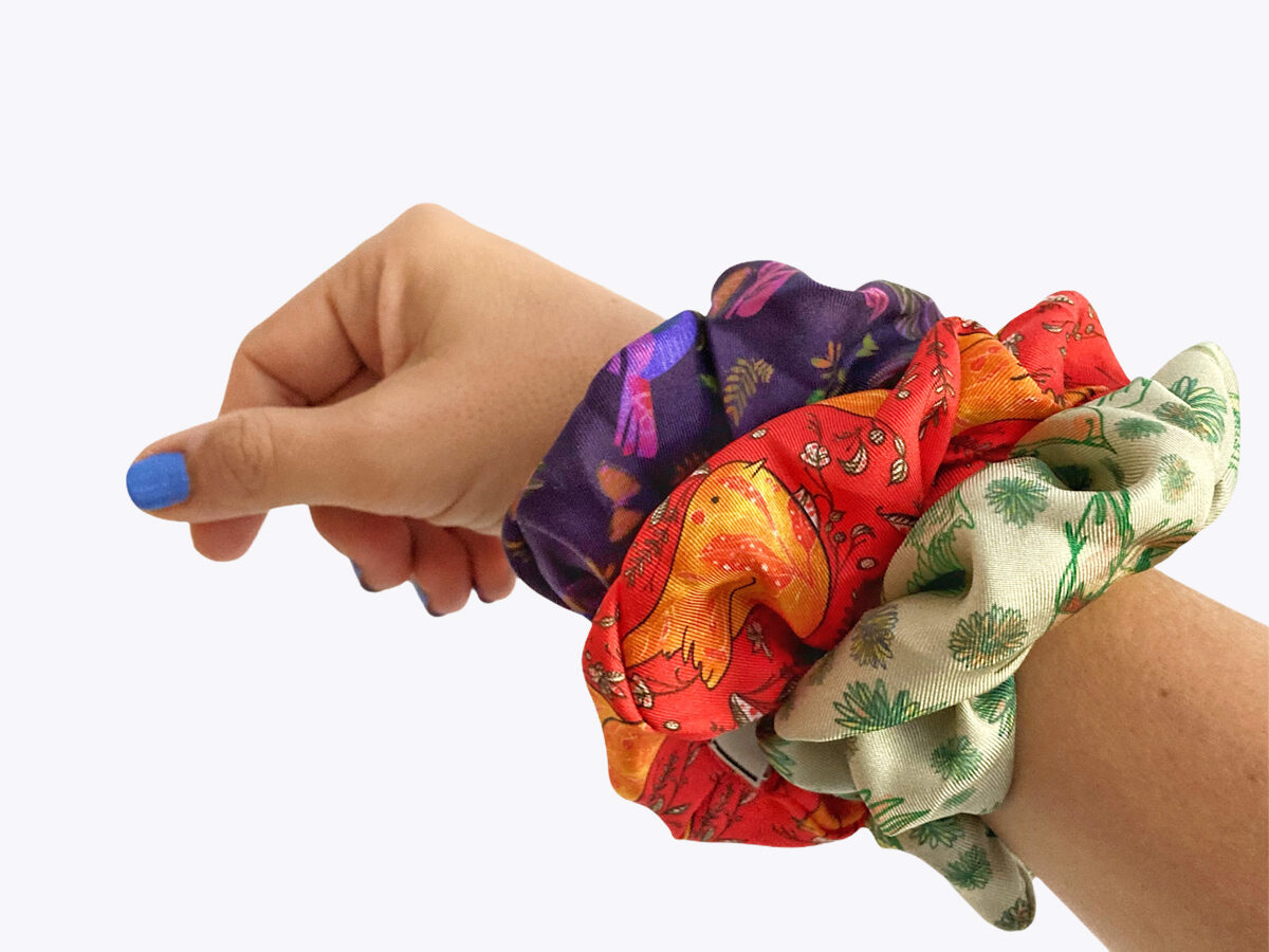 varios coleteros de seda estampados de colores en la muñeca
