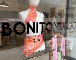 escaparate del estudio showroom de Bonito Mundo en Castelldefels con pañuelos de seda diseñados a mano