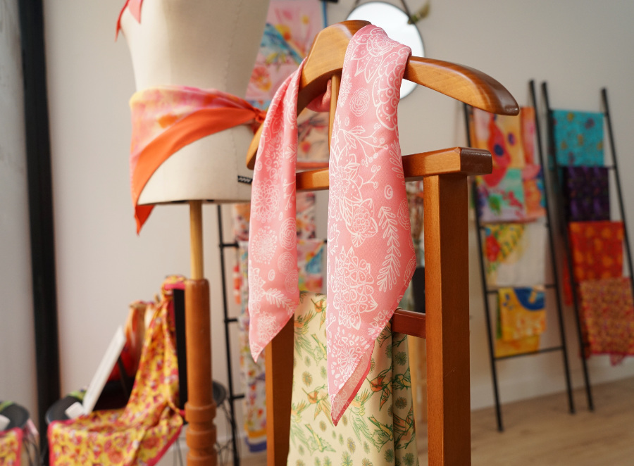 Detail of the Pink scarf in the Bonito Mundo window