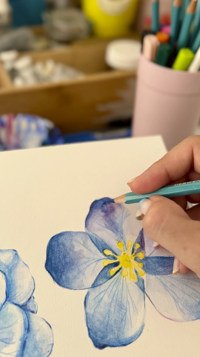 detalle de mano dibujando flores para pañuelo de seda Big Love de Bonito Mundo