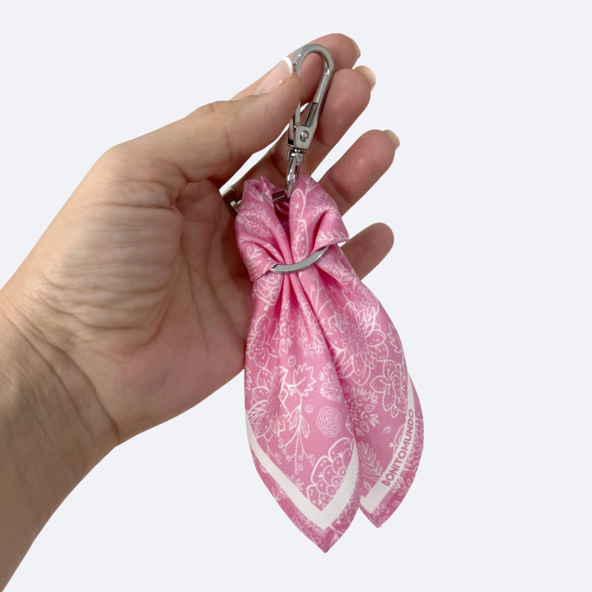 charm de seda rosa Bonito Mundo en la mano