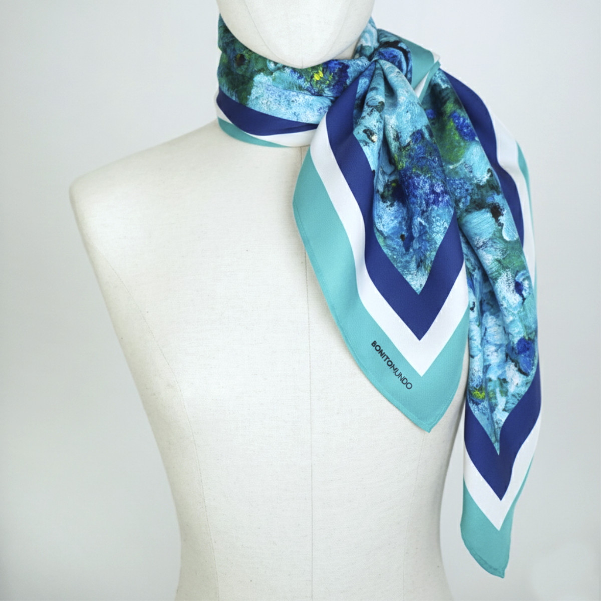 pañuelo de seda turquesa estampado anudado al cuello de maniqui