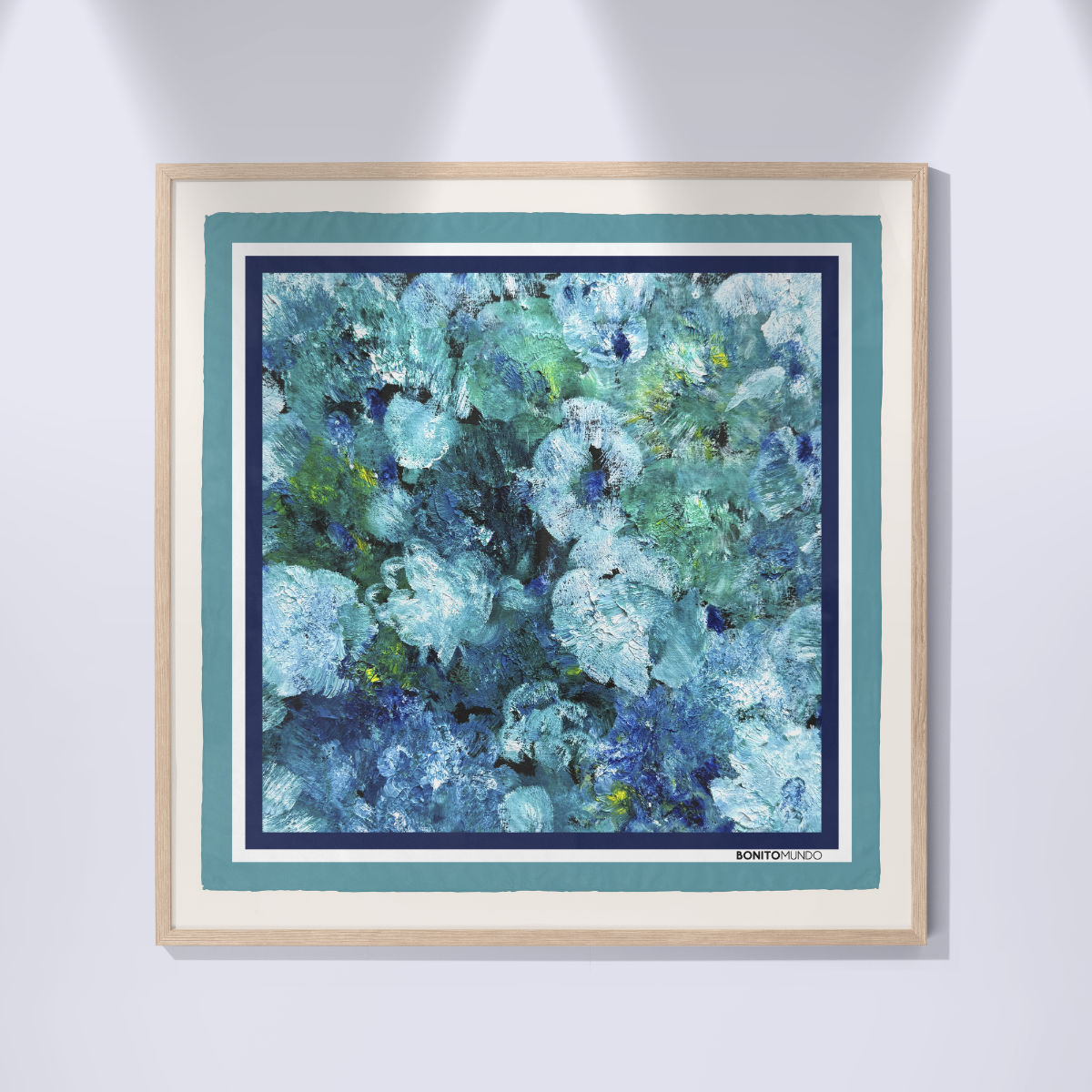 pañuelo de seda con arte abstracto en tonos turquesa que recuerdan a flores enmarcado