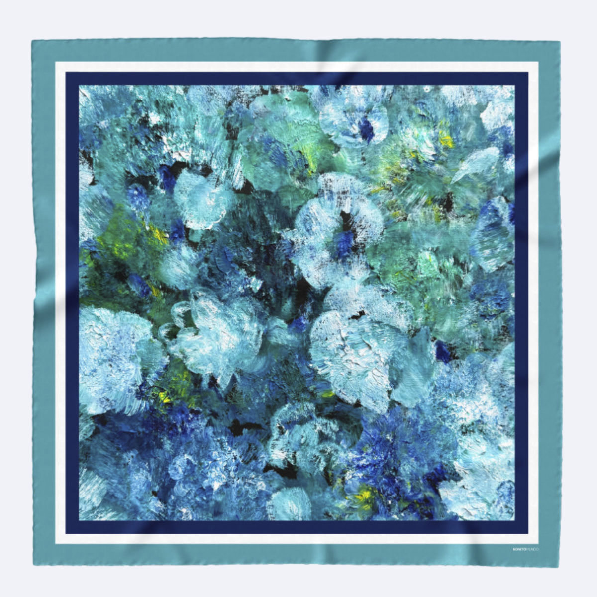 pañuelo de seda con arte abstracto en tonos turquesa que recuerdan a flores