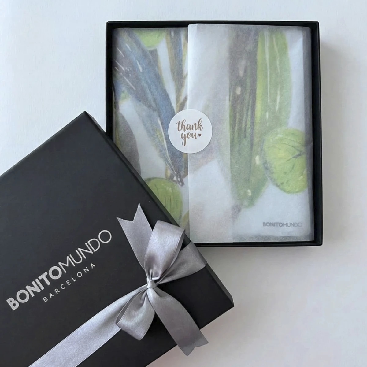 caja regalo abierta con fular de seda Bonito Mundo dentro