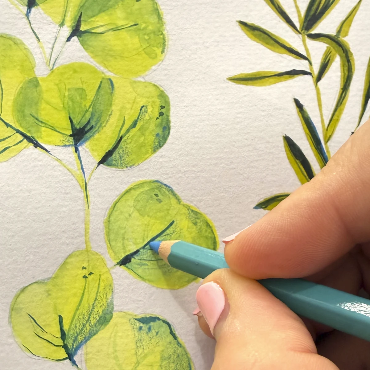 detalle de mano pintando hojas para estampado de fular de seda Magic