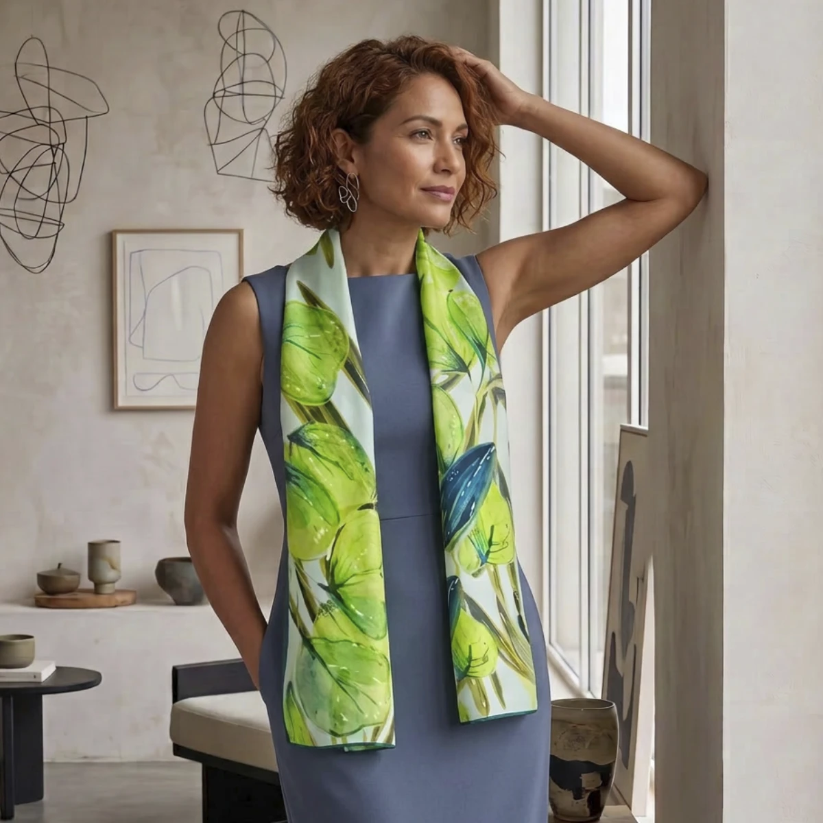 mujer interesada en el arte con vestido elegante azul y fular de seda Magic de Bonito Mundo al cuello